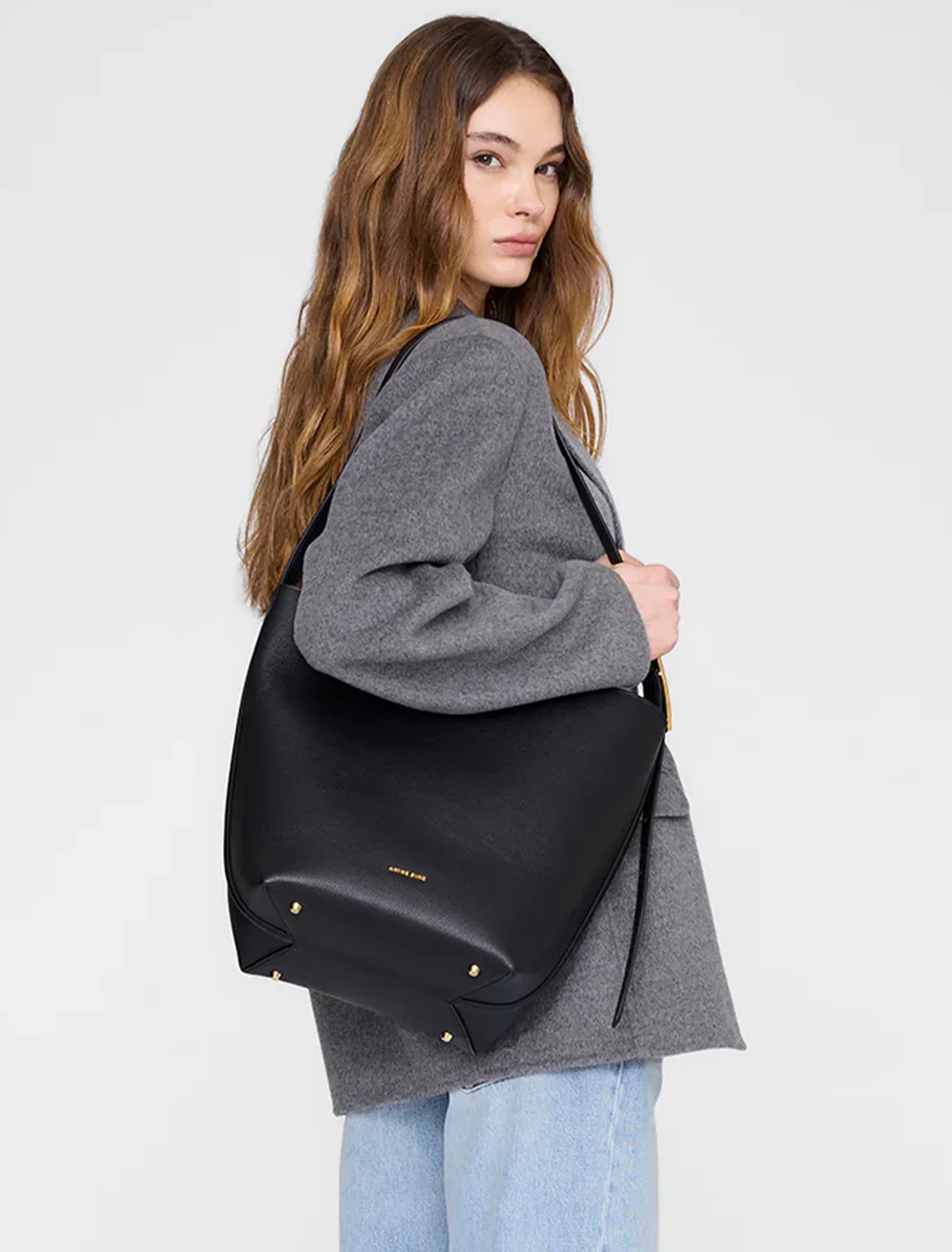 elly bucket bag in black grained leather - Image 2