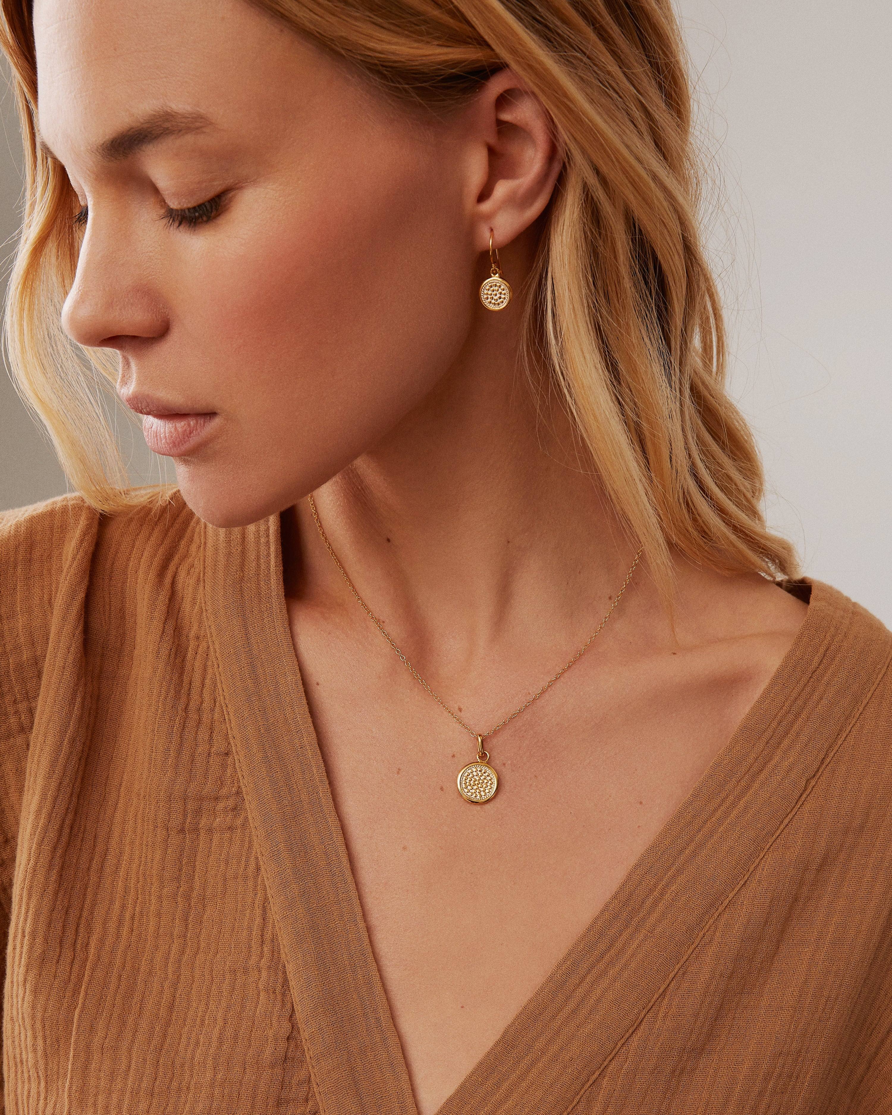 classic medium smooth rim circle necklace in gold - Image 2