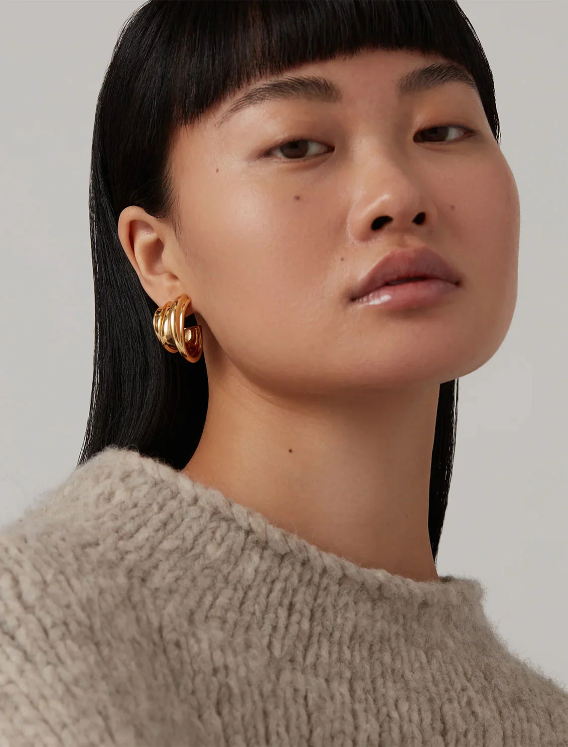 leona hoops in gold - Image 2