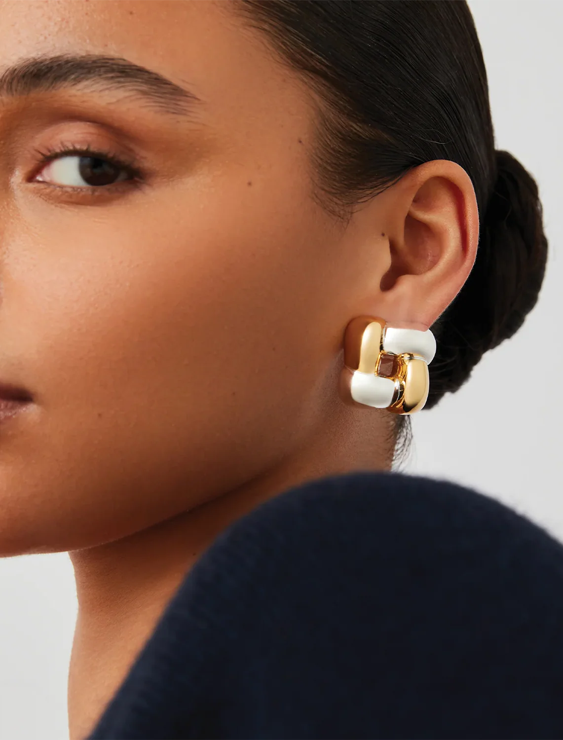 medium woven square earrings in two tone - Image 2