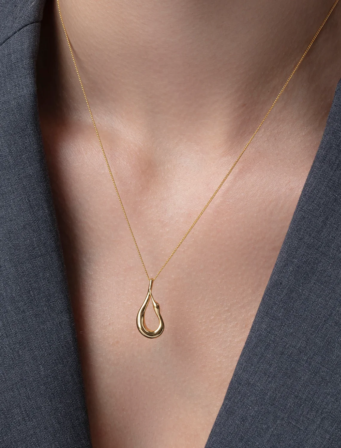 mini egret pendant necklace in gold - Image 2