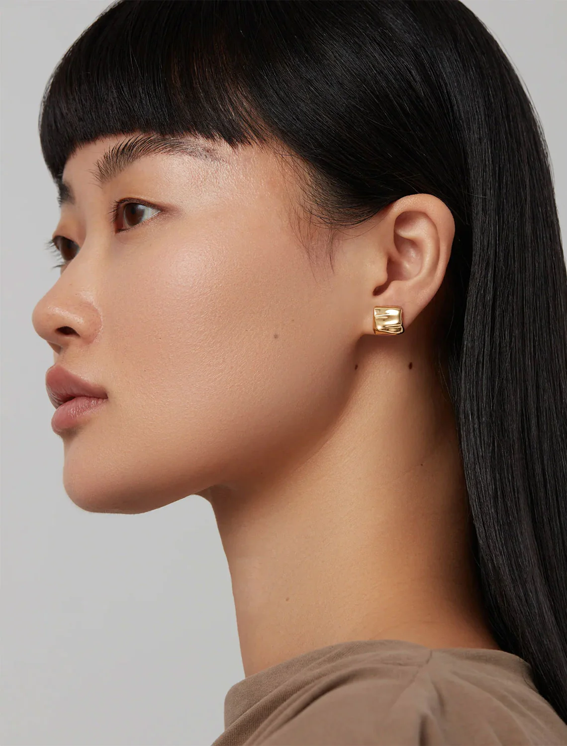 mini sundra earrings in gold - Image 2