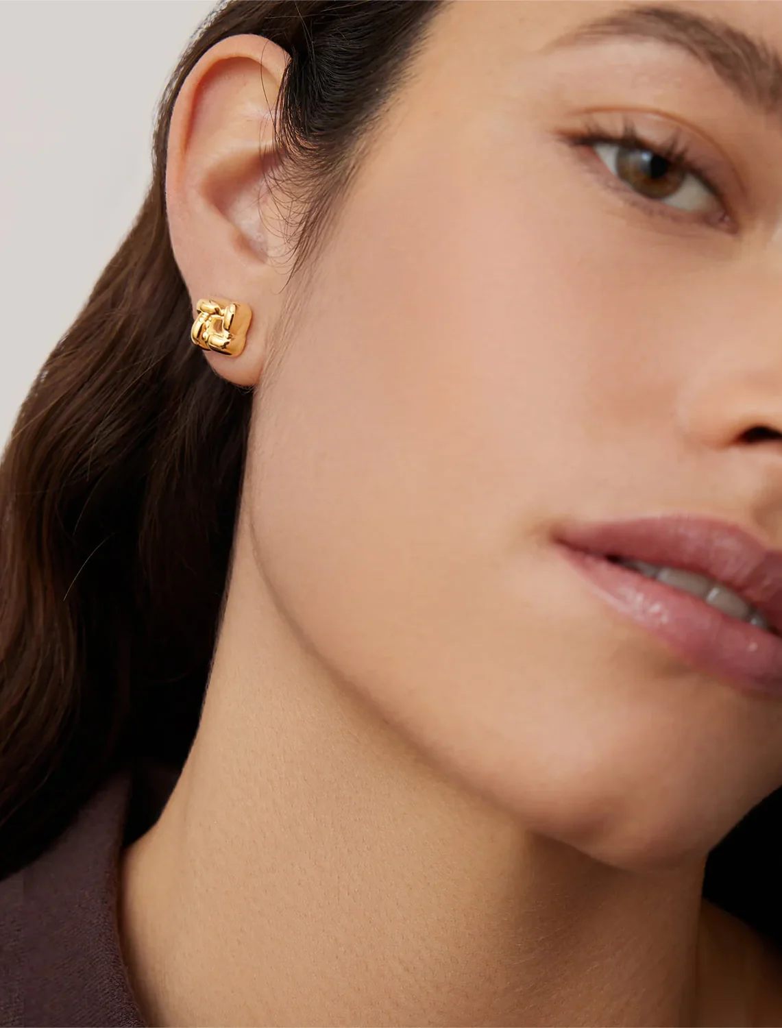 mini woven square earrings in gold - Image 2