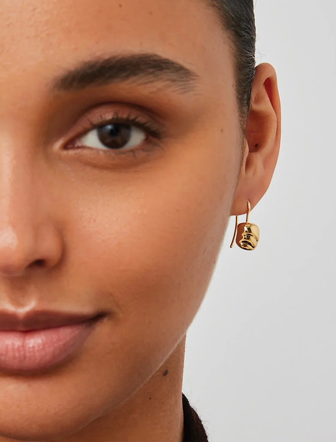 rue drop earrings in gold - Image 2