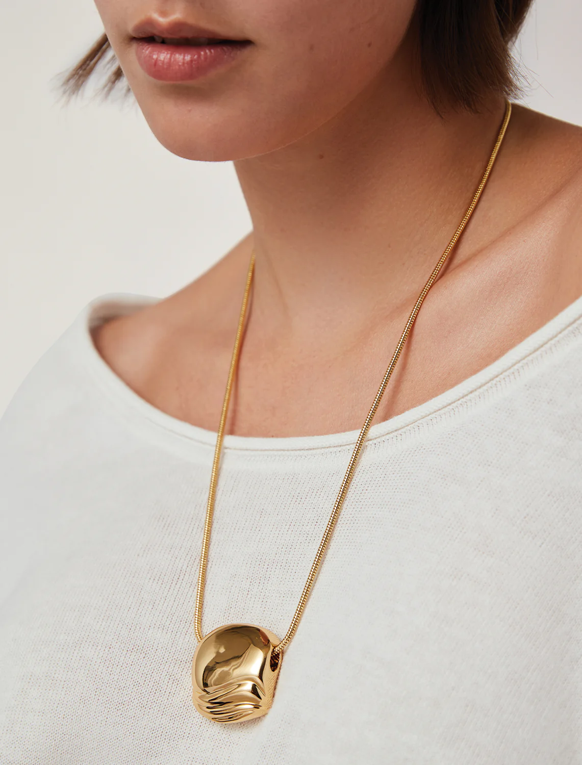 rue pendant necklace in gold - Image 2