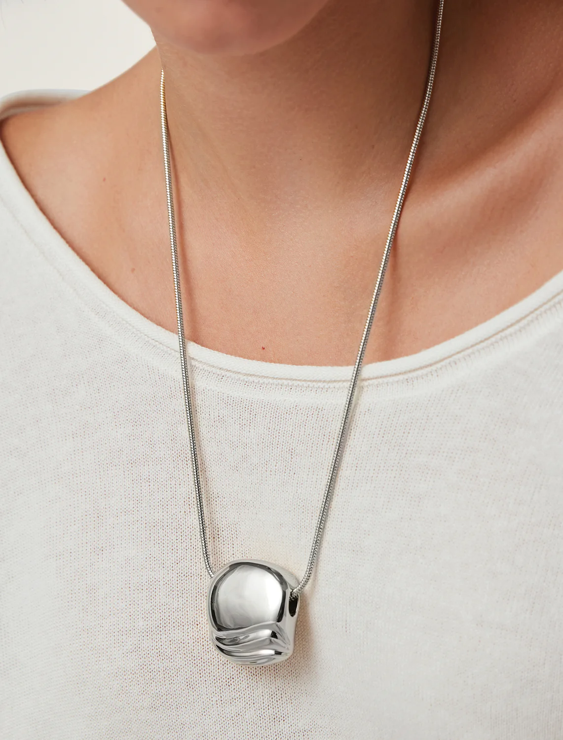 rue pendant necklace in silver - Image 2