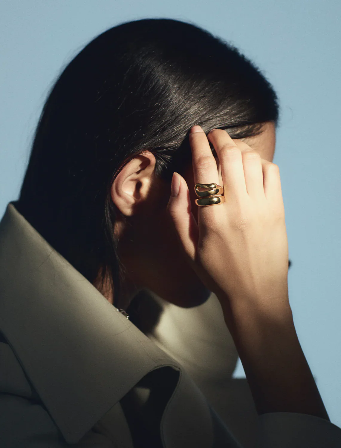 sees ring in gold - Image 2