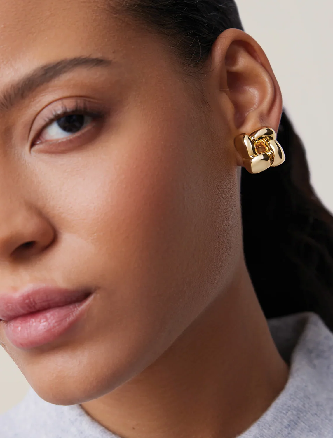 small woven square earrings in gold - Image 2