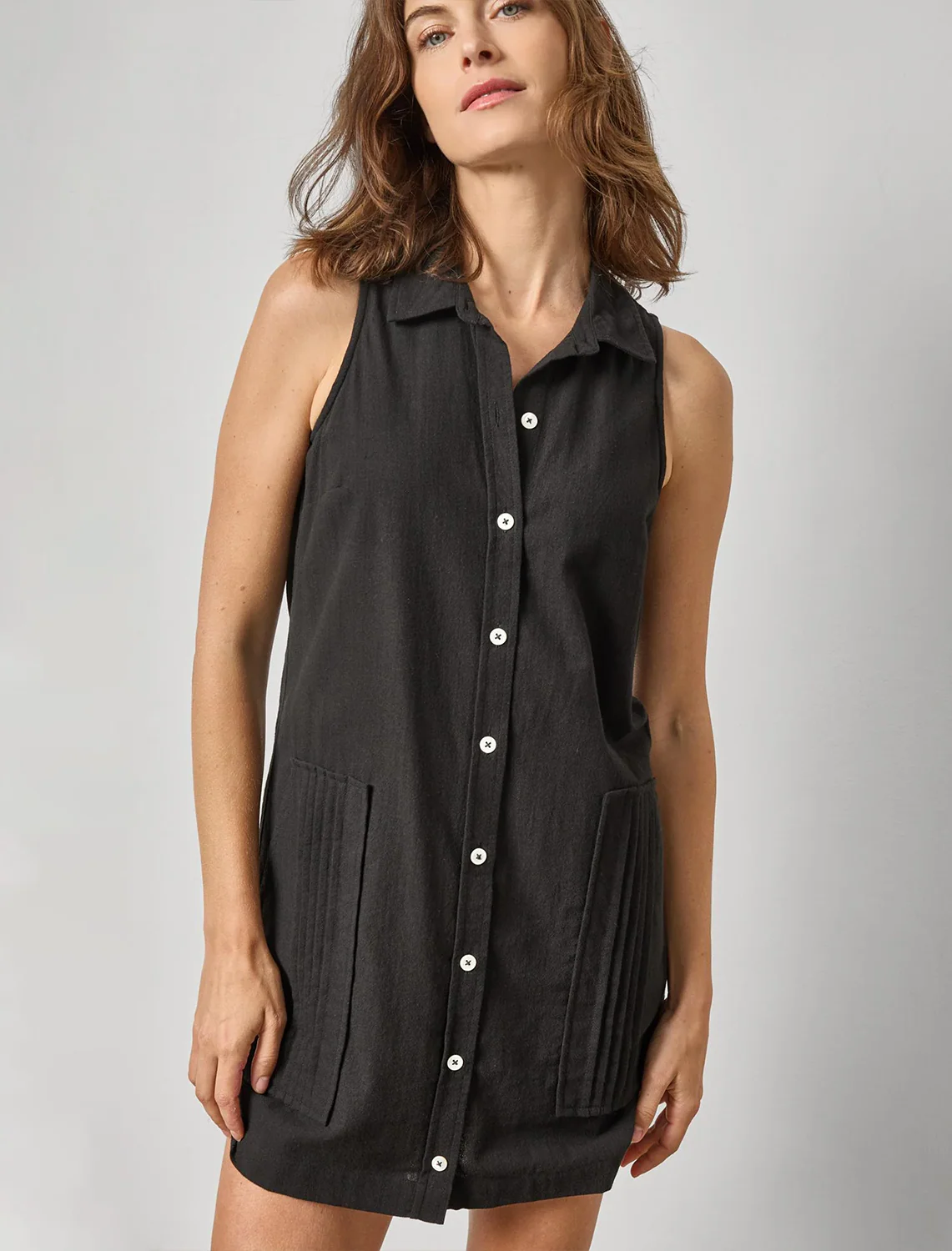 sleeveless pleat pocket dress in black - Image 2
