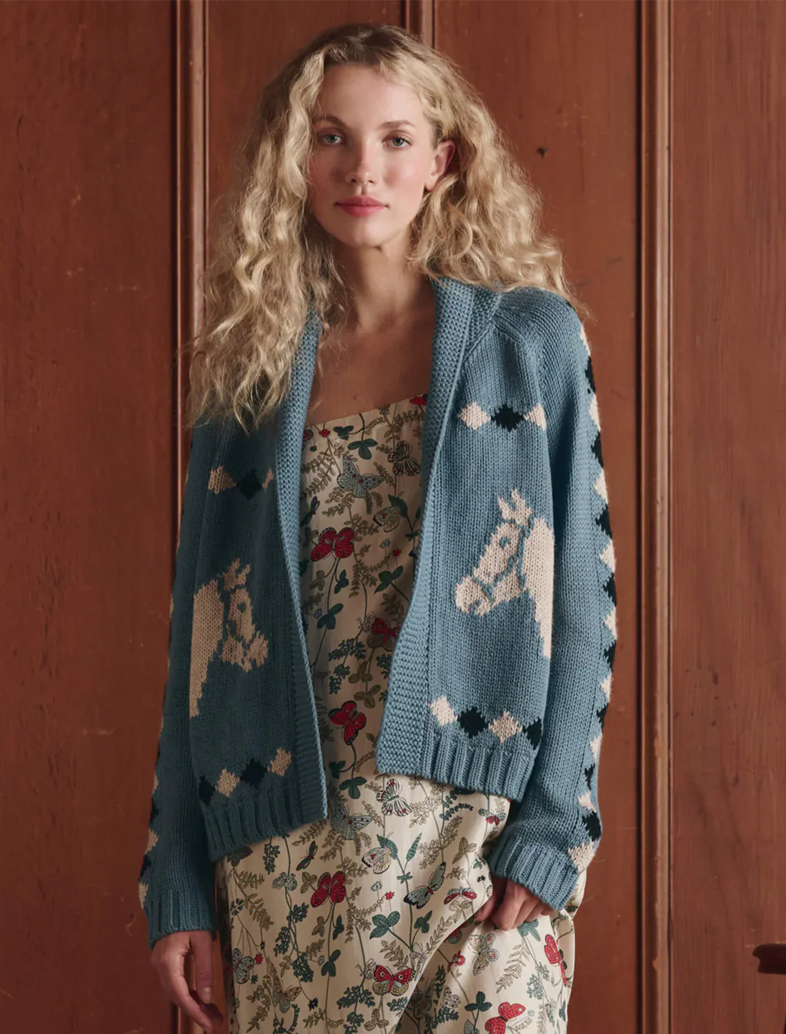 the stable lodge cardigan in blue bell - Image 2